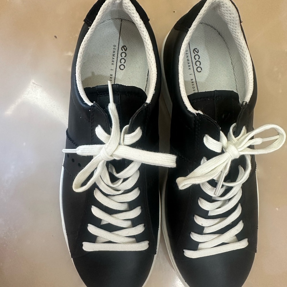 ECCO Street Lite
Women's Leather Sneaker